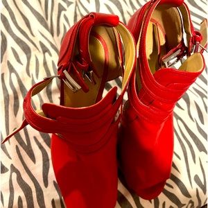 Lady in red. These shoes 👠 are to die for